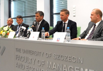 od lewej: Paweł Szynkaruk, dyrektor generalny PŻM, Dariusz Więcaszek, prezes PiG, wicepremier Janusz Piechociński, Olgierd Geblewicz, marszałek województwa zachodniopomorskiego i Piotr Krzystek, prezydent Szczecina.